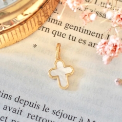 Photo de Petits pendentifs PENDENTIF SIXTINE chez Perrine et Antoinette